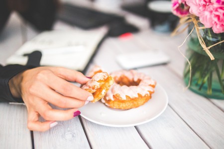 その食べ過ぎはココロの病かも 知っておきたい過食症の症状 生理のことから妊娠 出産 育児まで 女性のための情報サイト ルナルナ